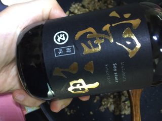 7、日式菌菇意面,然后加入又伊鲜鲜味酱油翻炒均匀后装盘备用，锅里倒入橄榄油，放入切片的菌菇煸香