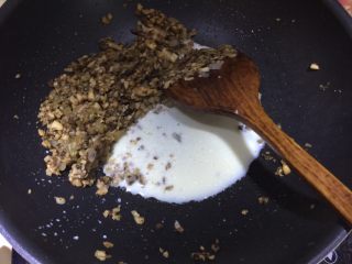 9、日式菌菇意面,然后倒入做好的蘑菇酱翻拌均匀，再倒入牛奶翻炒