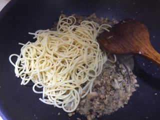 10、日式菌菇意面,加入煮软的意面翻炒