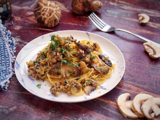 12、日式菌菇意面,出锅后撒上罗勒碎