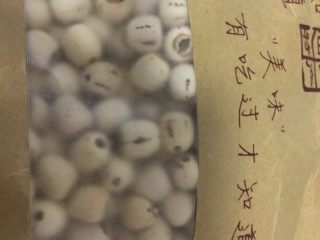 1、传统广式莲蓉月饼,买的去心莲子