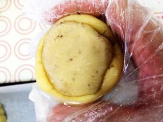 8、传统广式莲蓉月饼,翻过来，放在右手虎口位置，左手轻轻的托着饼胚底部，右手拇指和食指轻轻地均匀的往上推饼皮