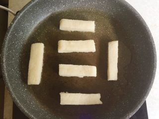 8、红糖糍粑,平底锅热油，放入切好的糍粑条。