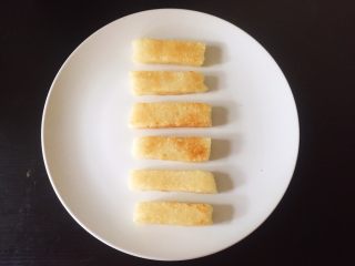 10、红糖糍粑,糍粑煎好后最好用纸吸一下油，摆成喜欢的形状。