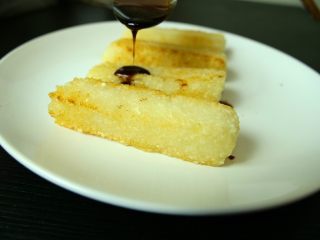 12、红糖糍粑,将红糖汁浇在煎好的糍粑上。