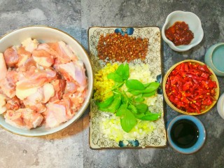 1、干煸醉乡鸭,先将所需要的材料准备好。鸭肉洗净沥干多余水分。葱姜蒜切成小粒。干辣椒剪成段。