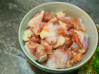 2、干煸醉乡鸭,先把盐,白酒放进鸭肉里,拌均匀,腌制10分钟。