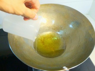 3、干煸醉乡鸭,热锅起油,把油烧的热一点,大概八成热。