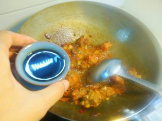 7、干煸醉乡鸭,放入生抽,把鸭肉炒至上色。这时候一直开中火就可以。