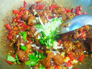 10、干煸醉乡鸭,放入葱粒,罗勒叶(可以不放),翻炒几下拌匀就可以。