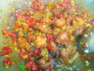 11、干煸醉乡鸭,最后出锅前,淋上几滴白酒,增加酒香气。