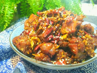 12、干煸醉乡鸭,鸭肉装盘,撒上熟白芝麻,也可以再加一点小香葱装饰。