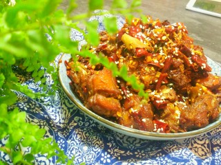 13、干煸醉乡鸭,干煸醉乡鸭,就做好了,有一股淡淡的白酒香味和罗勒叶的香味。辣椒段也很出彩,只吃辣椒段我就能吃一碗米饭。