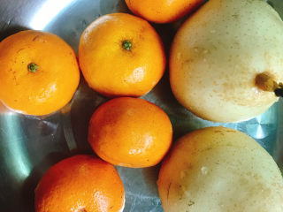 2、雪梨桔子水,准备好桔子和雪梨