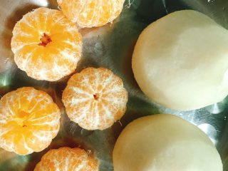 3、雪梨桔子水,雪梨削皮，桔子剥皮。