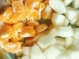 4、雪梨桔子水,雪梨去核切成块，桔子剥开备用