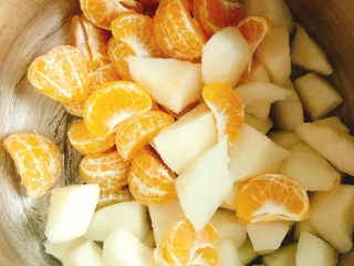 5、雪梨桔子水,将水果放入锅中