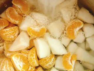 6、雪梨桔子水,加入清水