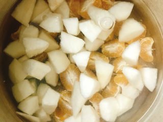 7、雪梨桔子水,大火烧开转小火煲30分钟