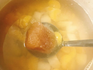 9、雪梨桔子水,放入锅中