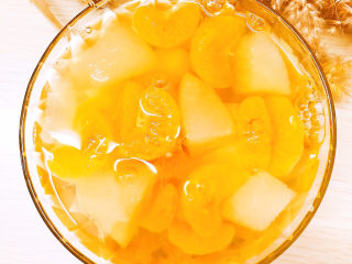 11、雪梨桔子水,装入碗中