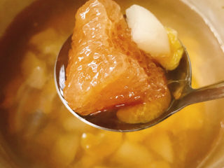 10、雪梨桔子水,继续煮10分钟，至冰糖完全溶化掉。