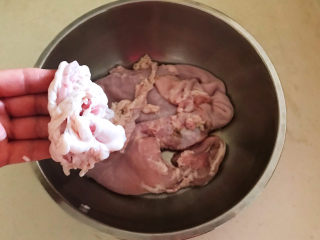 7、青椒炒猪肚,剪去猪肚里面多余的油脂