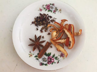 15、青椒炒猪肚,准备干料：桂皮，八角，花椒粒，陈皮