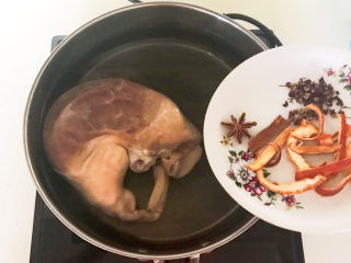 19、青椒炒猪肚,加入所有干料