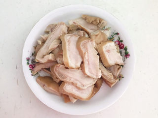 24、青椒炒猪肚,把半个猪肚切成薄片