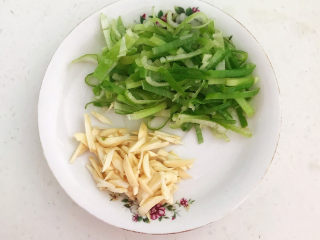 27、青椒炒猪肚,大葱和大蒜切成丝