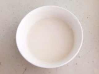 28、青椒炒猪肚,玉米淀粉加入冷水调匀，做成水淀粉备用