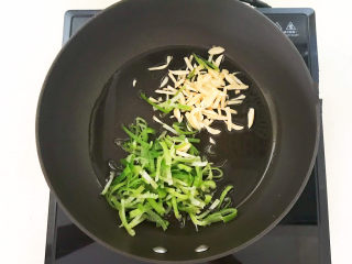 30、青椒炒猪肚,加入葱丝和姜丝