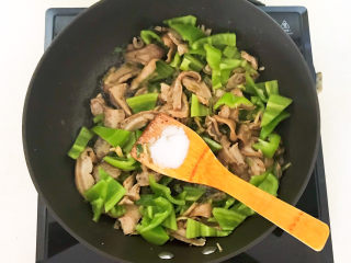 35、青椒炒猪肚,翻炒均匀，加入精盐调味，加入水淀粉