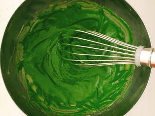 1、????日式抹茶戚风(6寸3蛋后蛋法)????,继续筛入剩下的一半粉类,轻轻混合至无干粉。