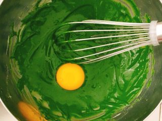 2、????日式抹茶戚风(6寸3蛋后蛋法)????,加入1颗分好的蛋黄,同样以Z字型搅拌均匀。