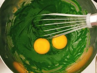 3、????日式抹茶戚风(6寸3蛋后蛋法)????,加入剩余的2颗蛋黄,同样以Z字型搅拌均匀。