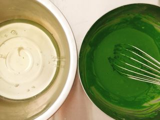 4、????日式抹茶戚风(6寸3蛋后蛋法)????,蛋黄糊备用,拿出冷藏的蛋清。