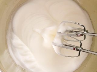 5、????日式抹茶戚风(6寸3蛋后蛋法)????,中速打发至大弯钩状态时加入1/3细砂糖。