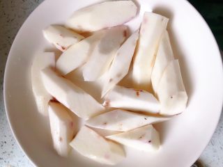 2、山药鸡汤,山药洗净去皮，切成菱形块备用（山药去皮的方法在下边小贴士里哦）