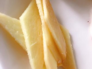 3、山药鸡汤,切几片生姜备用