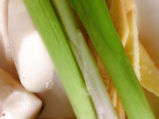 4、山药鸡汤,香葱切段备用