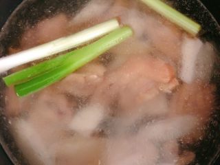 10、山药鸡汤,加入适量的开水，记得水要一次性加够