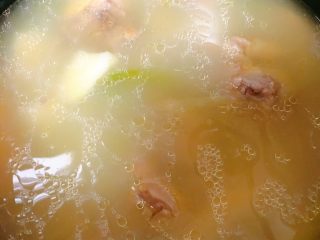 13、山药鸡汤,此时的鸡汤已经可以喝了，如果觉得过于油腻可以用勺子轻轻的撇去表面的浮油