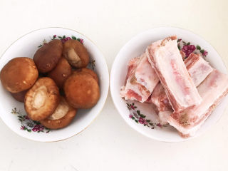 1、香菇蒸排骨,香菇去蒂清洗干净，精排清洗干净