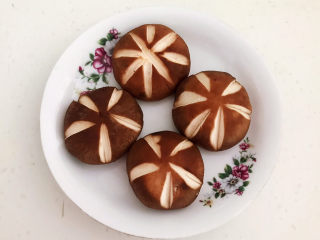 2、香菇蒸排骨,把4朵香菇切成花刀