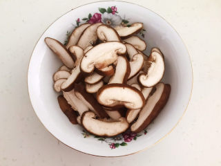 3、香菇蒸排骨,其余的香菇切成小片