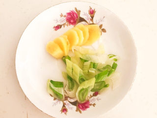 4、香菇蒸排骨,鲜姜切成小片，大葱切成葱花