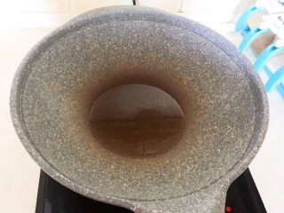 7、香菇蒸排骨,炒锅烧热后加入大豆色拉油