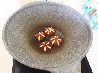 8、香菇蒸排骨,油温5分热的时候加入香菇，小火煎制